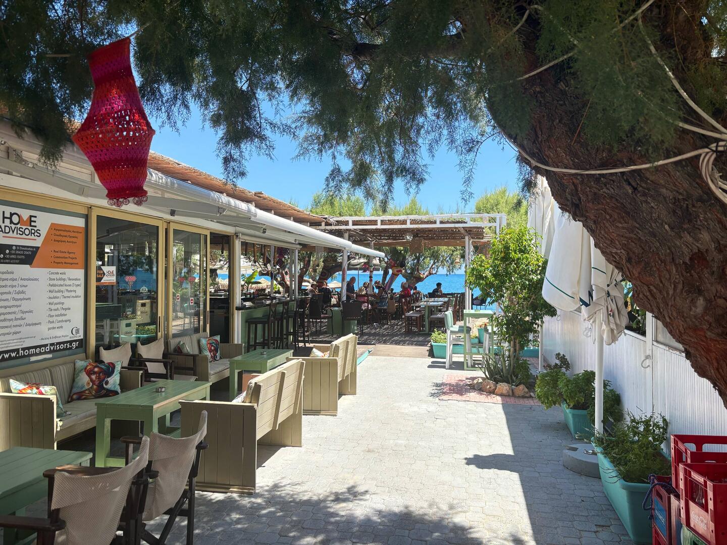 On trouve un petit air de Phuket à cette petite ville difficile à cataloguer.