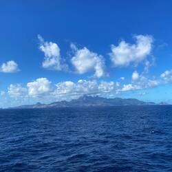 Von Deck sehen wir schon die einzigartigen Bergspitzen der Insel.