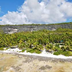 Hier sieht man sehr gut die Abschnitte: Korallenstrand, Palmensaum, Plateau des Korallengestein.