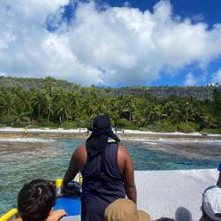 Übersetzen mit der Barge...auch ein Abenteuer - wir müssen heute auf den felsigen Strand fahren.