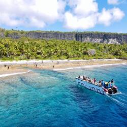 Mit dem Boot werden wir zum Korallen-Kalk-Strand übergesetzt.