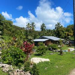 Irgendwann kommen wir ins Dorf, alles sehr aufgeräumt und ordentlich.