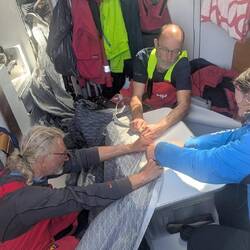 ... und seit 4 Stunden in der schiffseigenen Schneiderei ist