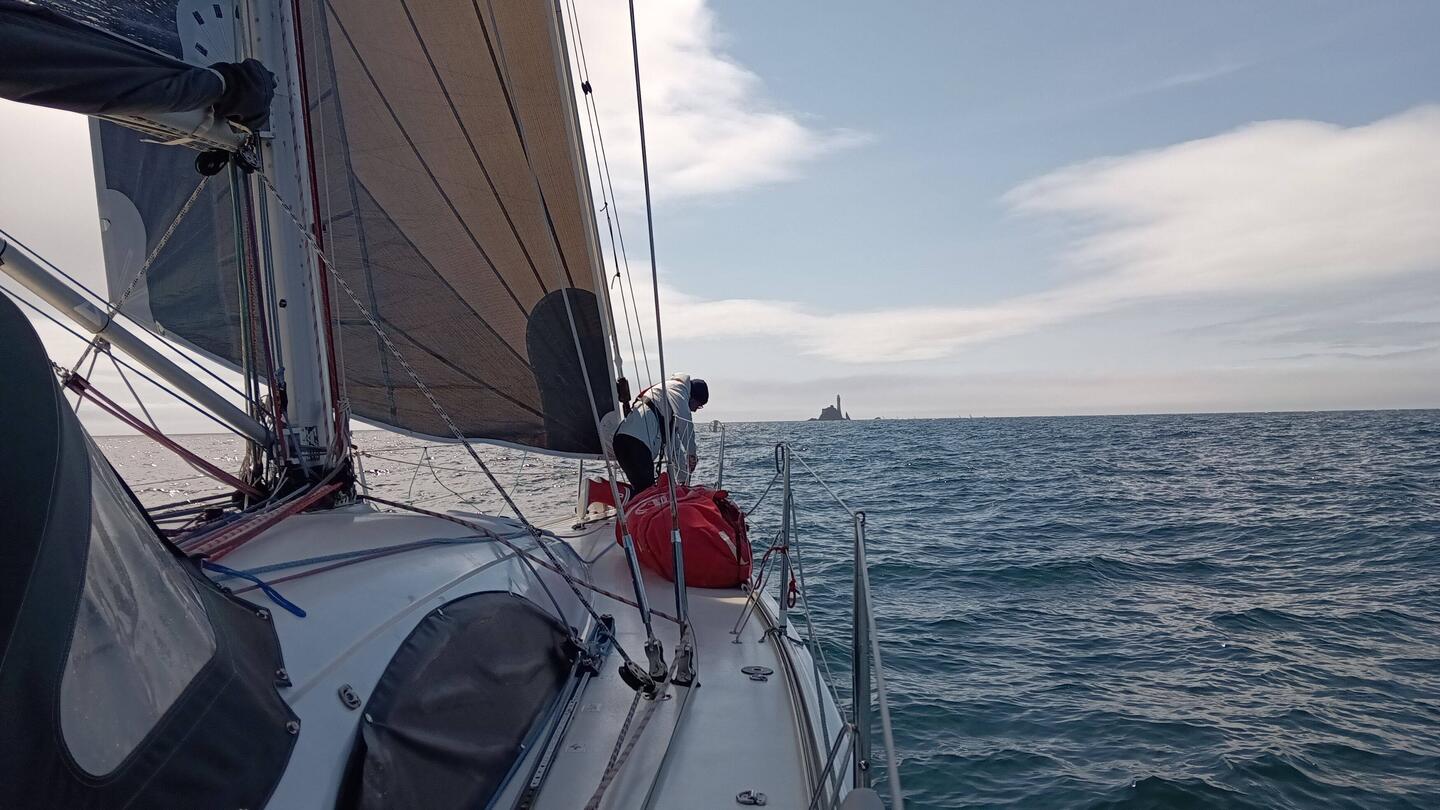 Vorm Fastnet Rock: Vorbereiten des CodeZero, der dann leider beim Setzen reißt ,,,