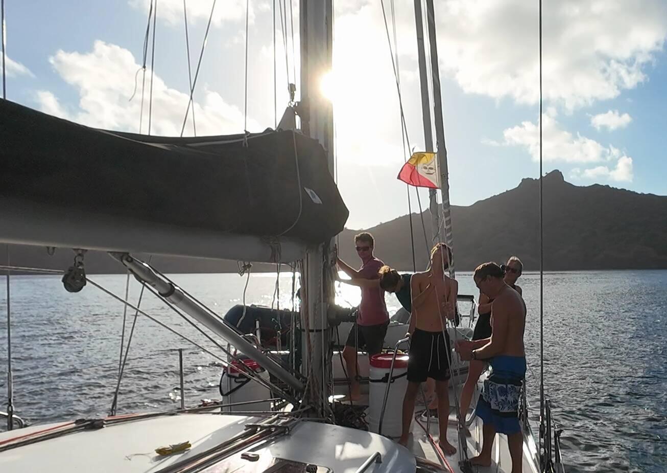L'équipage hisse le pavillon des Marquises