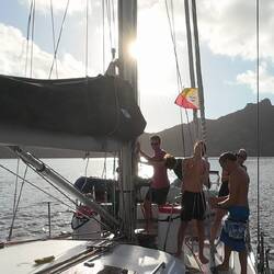 L'équipage hisse le pavillon des Marquises