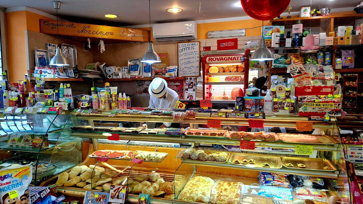 De man in zijn winkeltje charmeeede me. Of is het de weemoed die het overneemt?