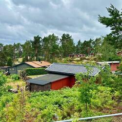 Verstreute Ferienhäuser der Schweden.