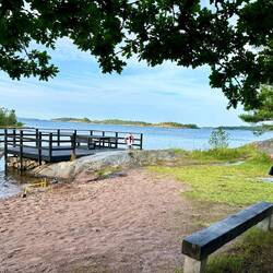 Und ganz unten ein Badestrand inklusive Kinderspielzeug, Kanus und Umkleidekabine.