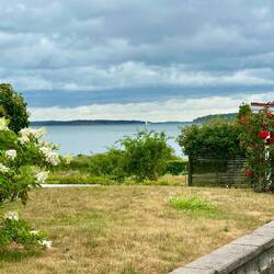 Idylle der Schären noch mit vielen Wolken.