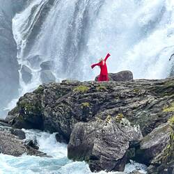 La Huldra dansant dans la cascade, créature légendaire de la mythologie nordique