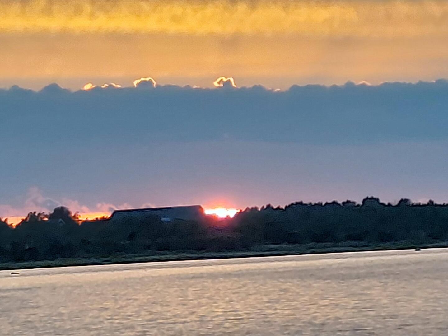 Sonnenuntergang mit Wolkenbank