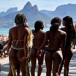 Einheitskleidung am Strand - Popos in allen Grössen und Farben