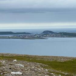 Blick auf Vardø und mittig direkt dahinter Hornøya.