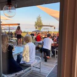 Sommerfest gerade nebenan, lokale Bands-laut