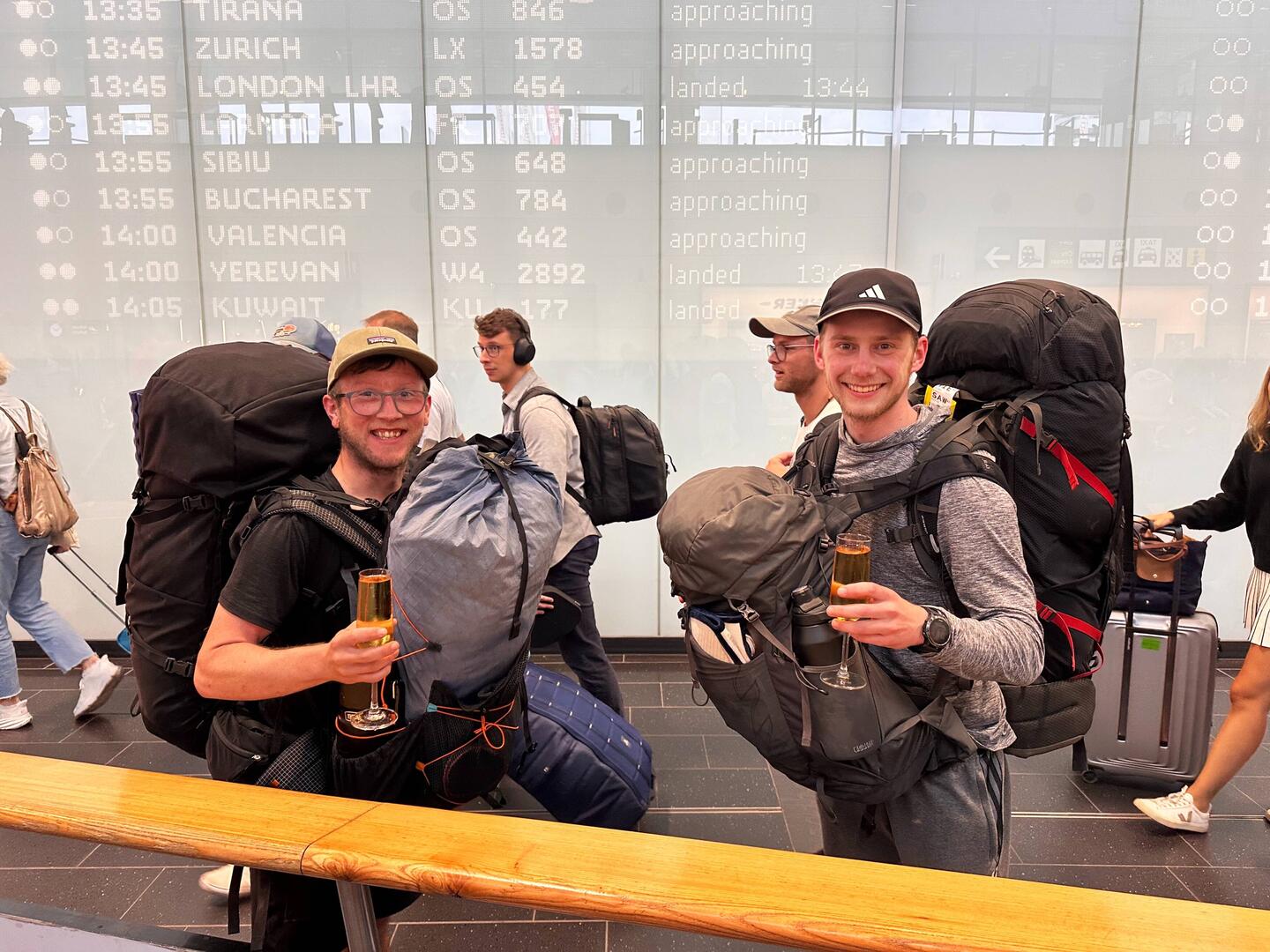 Voll bepackt in Wien am Flughafen