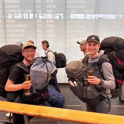 Voll bepackt in Wien am Flughafen