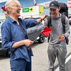 Michaela beim Lieblingskuchen Austeilen