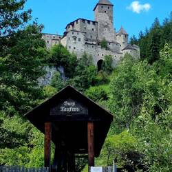 ... Sand in Taufers mit seiner mittelalterlichen Burg Taufer.