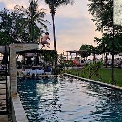 Und zum Abschluss springt er mal locker vom 3-Meter-Brett (nächstes 1. Mal)