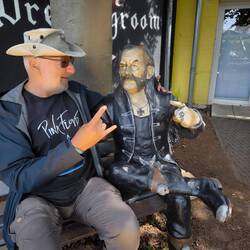 Klaus grüßt Lemmy.