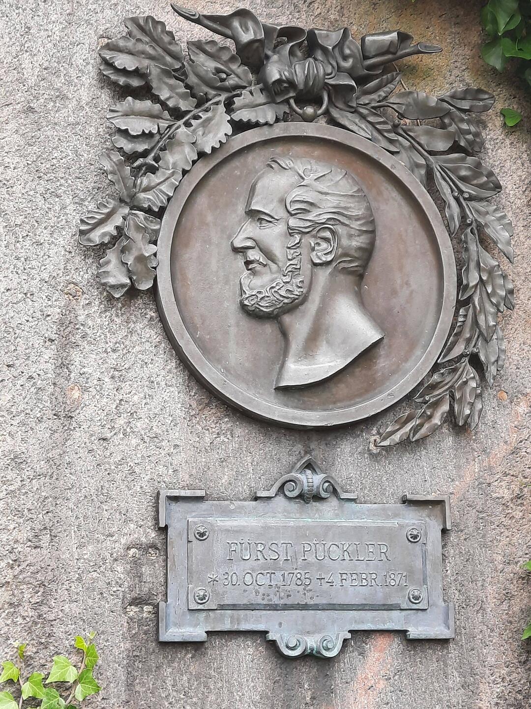 Fürst Pückler auf dem Gedenkstein im Park, polnische Seite