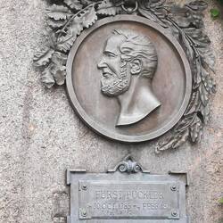 Fürst Pückler auf dem Gedenkstein im Park, polnische Seite