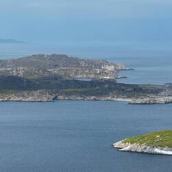 Im Hintergrund das 70 km entfernte Vardø.