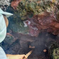 Cuisson des oeufs avec la vapeur du volcan