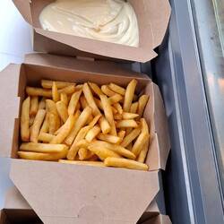 Thüringer 2,70 €, Pommes 1 € und Majo kostenlos, in Umnengen...
