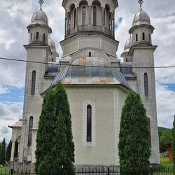 Überall stehen glänzende Kirchen