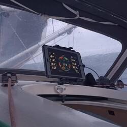 Minutenlang surft Butterfly mit deutlich über 10 Knoten (hier 15,6 Knoten = 147% Polar)