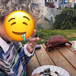 Dame mit lecker Pommes-Muscheln