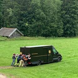 UPS über die Wiese geschoben...😁
