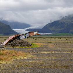 Hinten - Skagtafellsjökull; vorne der Rest eines verformten Brückenträgers vom Vulkanausbruch 1996