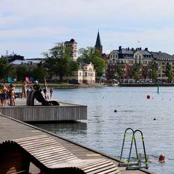 Öffentlicher Badeplatz vor der Kulisse Vastervik.