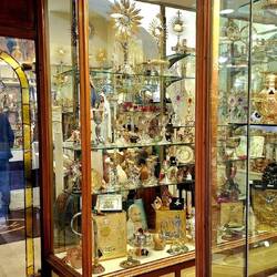 Hier koop je dus alle soorten kerkbenodigdheden. In Rome, waar anders.