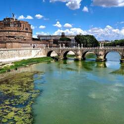 De Tiber ligt er groen bij.