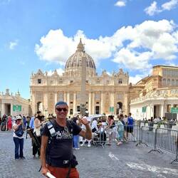 Dit is em dan. Op het Sint-Pietersplein finishen.