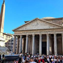 Het Pantheon. Ik loop het allemaal een beetje voorbij. Mijn hoofd zit elders.