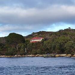 Macquarie Habour, Haus nur vom Wasser aus erreichbar