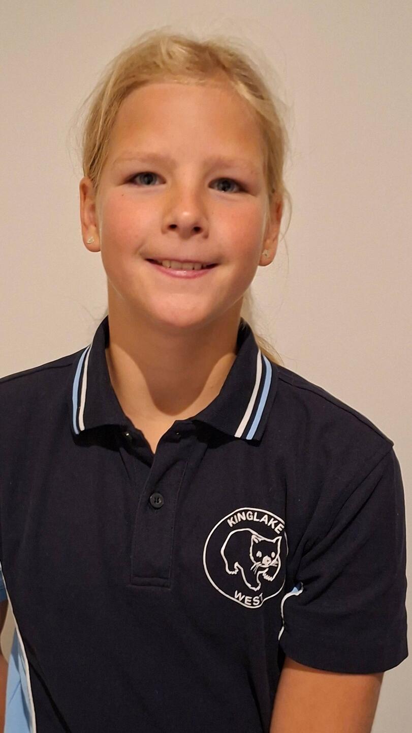 Leana in der Schuluniform