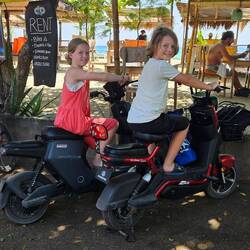 Auf Bali und Gili Air fahren Kinder ab 8 schon Roller... mangels Schulbus etc auch nötig!
