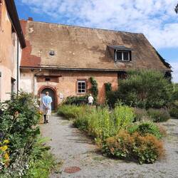 Die Infirmerie (Krankentrakt) mit Arzneikräutergarten