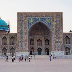 Tilya-Kori Madrasa - Moscheekuppel links / Mosque dome left