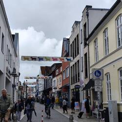 Volle Innenstadt von Husum, es ist einfach kein Badewetter