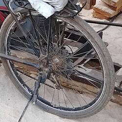 Lame de scie montée sur une roue de vélo