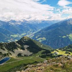 Das Ahrntal und links die Landesgrenze entlang der Zillertaler Alpen.