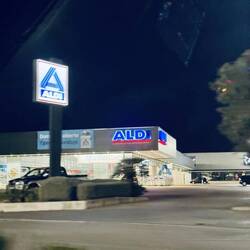 Aldi gibt es hier natürlich auch 🙂.