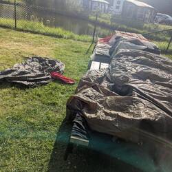 Zelt vom Vortag trocknen